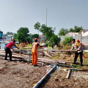 Giat Kerja Bhakti Bersama Bhabinkamtibmas dan ASN Kelurahan Pulau Pari di Pulau Lancang