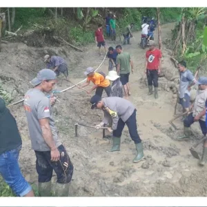 Polsek Nanggung Bersama Instansi Terkait Cek Lokasi TKP Adanya Tanah Longsor Menutup Akses Jalan di Desa Malasari, Nanggung Berjibaku Evakuasi Membuka Akses Jalan Yanb Tertutup