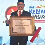 Pj Wali Kota Payakumbuh Suprayitno menerima penghargaan Indeks Pembangunan Keluarga (iBangga)