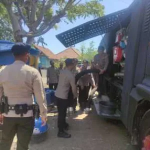Musim kemarau , Brimob NTB salurkan air bersih di Poto Tano KSB 
