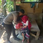 Bhabinkamtibmas Desa Sumur Batu Wilayah Hukum Polsek Babakan Madang Lakukan Giat COOLING Sistem Peduli Warga Binaan Yang Kurang Mampu