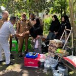 Penjabat (Pj) Wali Kota Payakumbuh, Suprayitno, menyerahkan bantuan kebutuhan pokok kepada Rita Marlina