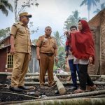 Penjabat (Pj) Wali Kota Payakumbuh Suprayitno menyerahkan bantuan kepada AL Yunion