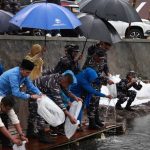 Kadis Perternakan Tanah Datar Dampingi Danlantamal Sebar Benih Ikan