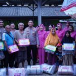 Pemberian Bansos Sembako Kapolres Bogor Beserta Jajaran Dan Ketua Bhayangkari Cabang Polres Bogor Kepada Korban Banjir Bandang Desa Bojong Kulur Kec.Gunung Putri Kab. Bogor, Kita Hadir Untuk Warga Masyarakat