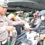Polantas Berbagi: Satlantas Metropolitan Jakbar Bagikan 100 Takjil Di Tl Tomang untuk Pengendara di Bulan Ramadhan