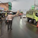 Anggota Polsek Ciampea Polres Bogor Laksanakan Kegiatan Cooling Sistem Melalui Pengaturan Lalulintas Jelang Masyarakat Berbuka Puasa Di Sore Hari