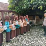 Bhabinkamtibmas Wilayah Hukum Polsek Ciampea Giat Cooling Sistem Berikan Arahan Kepada Anak Remaja Pramuka Dalam Penggalangan Bansos