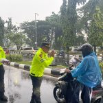 Jelang Berbuka Puasa, Kapolres Bogor Bersama Pejabat Utama Serta Jajaran Bagikan Takjil kepada Warga Yang Melintas
