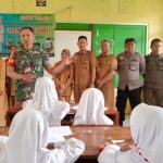 Sinergitas TNI Polri Bersama Perangkat Sekolah Silahturahmi Sambang Kamtibmas Beri Himalayan Kepada Para Pelajar Siswa Siawi SDN Cigarung Kalong 1 Kecamatan Leuwiliang Kabupaten Bogor