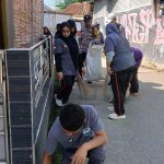 Bhabinkamtibmas Wilayah Hukum Polsek Cibungbulang Polres Bogor Giat Cooling Sistem Bersama Forkopimcam Bantu Warga Bersih – Bersih Lingkungan Di Desa Cimanggu