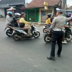 Anggota Polsek Ciampea Polres Bogor Laksanakan Giat Cooling Sistem Pengaturan Lalulintas di Bulan Ramadhan Wujud Pelayanan Publik Cegah Kemacetan Dan Angka Kecelakaan Lalu Lintas