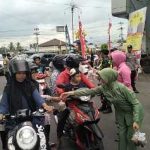 Mumentum Ramadhan Dandim 0307/TD Dan Kapolres Tanah Datar Kompak Bagi Takjil