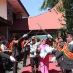 Tradisi Pedang Pora Sambut Kedatangan dan Pelepasan Kapolres Tanah Datar di Mako Polres