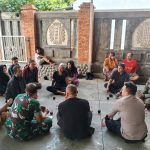 Bhabinkamtibmas Polsek Parung bersinergi dengan TNI menjalin kedekatan Dengan masyarakat Desa Binaan