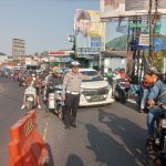 Anggota Polsek Ciampea Polres Bogor Laksanakan Kegiatan Pengaturan lalu lintas