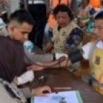 Polres Dharmasraya Adakan Pemeriksaan Kesehatan Gratis dan Sosialisasi Tertib berlalu lintas untuk Pengemudi Ojek di Pulau Punjung
