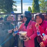 Ibu Ketua Bhayangkari Dharmasraya Bagikan Rendang ke Warga dalam Rekor MURI Hari Bhayangkara ke-79