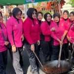 Bhayangkari Dharmasraya Ikuti Masak Rendang Massal dalam Pemecahan Rekor MURI Hari Bhayangkara ke-79
