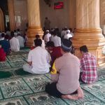 Bhabinkamtibmas Polsek Ciampea Laksanakan Shalat Jumat Berjamaah Bersama Warga di Masjid Nurul Huda