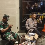 Patroli Malam, Bhabinkamtibmas Cisarua Sampaikan Pesan Kamtibmas di Pos Kamling dan Wisma DPR RI