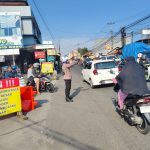 Anggota Polsek Ciampea Polres Bogor Laksanakan Pengaturan Lalu Lintas Pagi Hari
