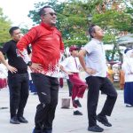 Didampingi Bupati Eka Putra, Wamendikdasmen RI Senam Bersama Siswa di Lapangan Cindua Mato Batusangkar