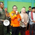 Bupati Eka Putra Dan Ny Lise Eka Putra  Langsung Antarkan Kasur Kepada Warga