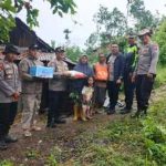 Wakapolres Tanah Datar Salurkan Bantuan Sosial kepada Korban Rumah Tertimpa Pohon di Sungai Leman