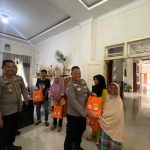 Kasat Binmas Polres Tanah Datar AKP Rikisman Berikan Bantuan Sosial di Nagari Pagaruyung