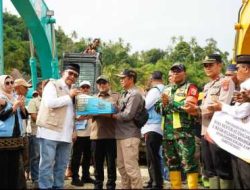 Kunjungi Muaro Ambius, Wamenaker Afriansyah Noor Dt. Rajo Basa Sampaikan Permohonan Maaf