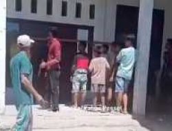 Warga menyegel Kantor Wali Nagari Kapelgam Koto Berapak