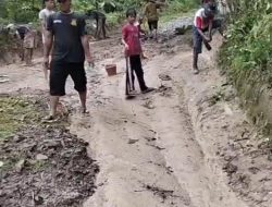 Warga Gotong Royong Perbaiki Jalan Poros Desa Jayamanik, Kekesalan terhadap Pemerintah Kian Memuncak