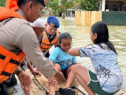 Kabid Humas Bersama Tim SAR Sat Brimob Polda Jabar, Hadir di Garis Terdepan, Bantu Masyarakat di Tengah Bencana Banjir