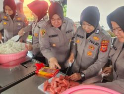 Aksi Humanis Polwan Polda Jabar, di Dapur Lapangan Bantu Pengungsi Banjir Karawang