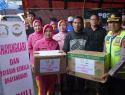 Polda Jabar Salurkan Bantuan Sosial bagi Warga Terdampak Banjir di Desa Karangligar
