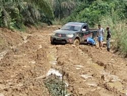 Kadis PUPR Dharmasraya, Kerusakan Jalan Penghubung Lubuk Besar dan Koto Besar Akibat Beban Berlebih dan Medan Ekstrem