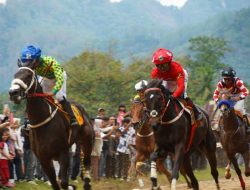 Derby 1.600 Meter Tutup Hari Pertama Pacu Kuda Wirabraja 2026, Emmera Jadi Juara