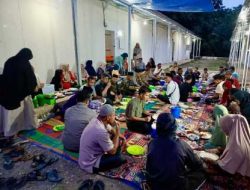 Hangatnya Kebersamaan di Huntara Sumpur, Warga dan Pemerintah Berbuka Bersama