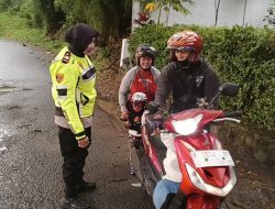 Kapolsek Megamendung Dengan Sigap Bantu Warga Yang Akan Mudik Kendaraannya Sempat Mogok Pada Saat Melaju di Jalur Alternatif, Berikan Rasa Aman dan Nyaman