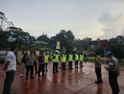 Kapolsek Megamendung Bersama Jajaran dan Petugas Supeltas Binaan Polres Bogor dan Polsek Megamendung Laksanakan Apel Gelar Pasukan Pengamanan Malam Takbir, Pastikan Pelayanan Bagi Masyarakat Baik Dijalur Arus Lalu Lintas Dan Tempat Wisata Aman Kondusif