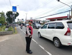 Anggota Polsek Megamendung Bersama Team Bantuan Supeltas Kecamatan Megamendung Atur Arus Lalu Lintas Menuju Puncak