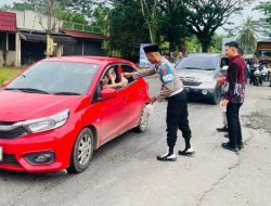 Polres Dharmasraya Bagikan 200 Paket Takjil Serentak di Jalinsum Depan Mako