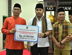 Wagub Vasko Ruseimy Salurkan Bantuan untuk Masjid dan Pelajar di Sungai Kambut
