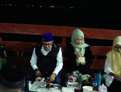 Pastikan Korban Bencana Nyaman, Bupati Tanah Datar Sahur Bersama Penghuni Huntara di Guguak Malalo