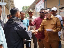 Bupati Eka Putra Salurkan Bantuan Raja Pagaruyung untuk Korban Bencana Tanah Datar
