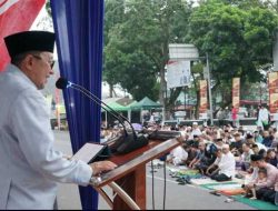 Hujan Tak Surutkan Antusias, Ribuan Umat Muslim Laksanakan Shalat Idulfitri di Lapangan Cindua Mato