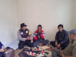 Bhabinkamtibmas Polsek Megamendung Polres Bogor Sambang Warga dan silaturahmi bersama warga Desa Sukamahi sampaikan pesan kamtibmas