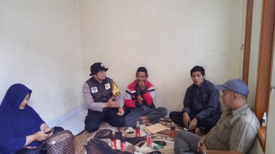 Bhabinkamtibmas Polsek Megamendung Polres Bogor Sambang Warga dan silaturahmi bersama warga Desa Sukamahi sampaikan pesan kamtibmas